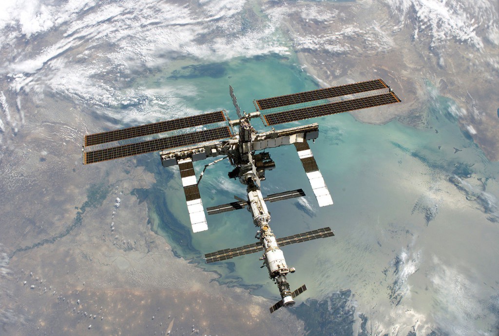 1280px-ISS_Aug2005